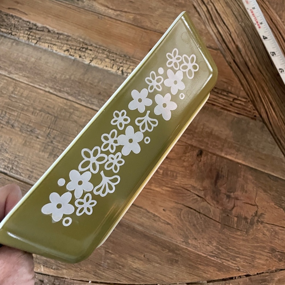 PYREX Green Floral Patterned Baking/Serving Dish. Matching lid available.
